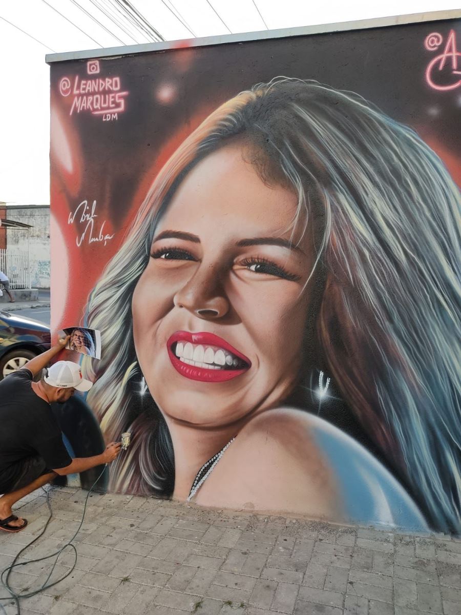 Artistas constroem mural em homenagem à Marília Mendonça em Caucaia